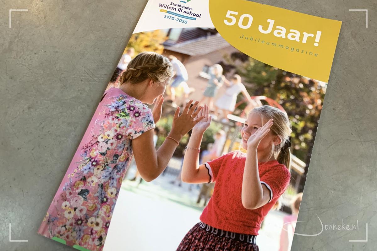 De voorkant van het jubileummagazine, vol verhalen, herinneringen en vooruitblikken.