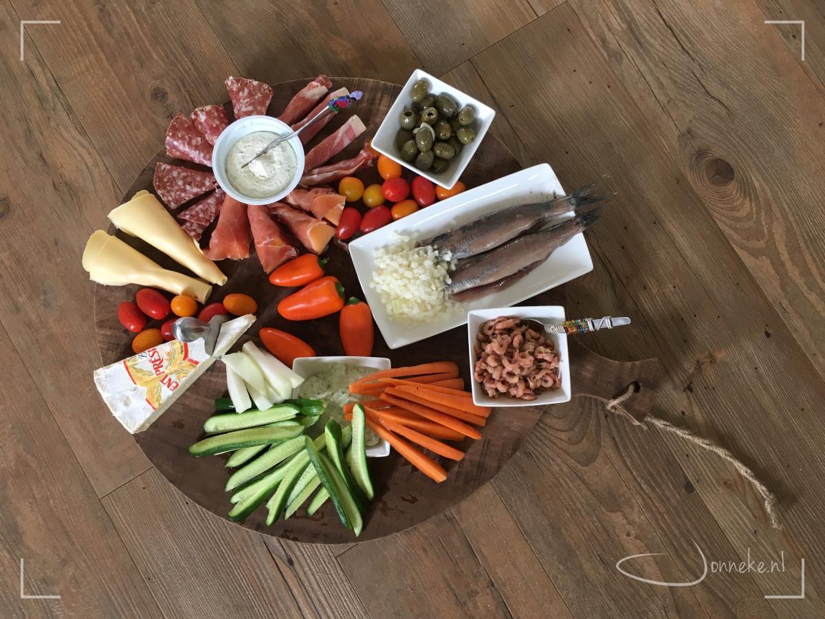 Gezonde, veelzijdige lunch tijdens een management-vergadering.